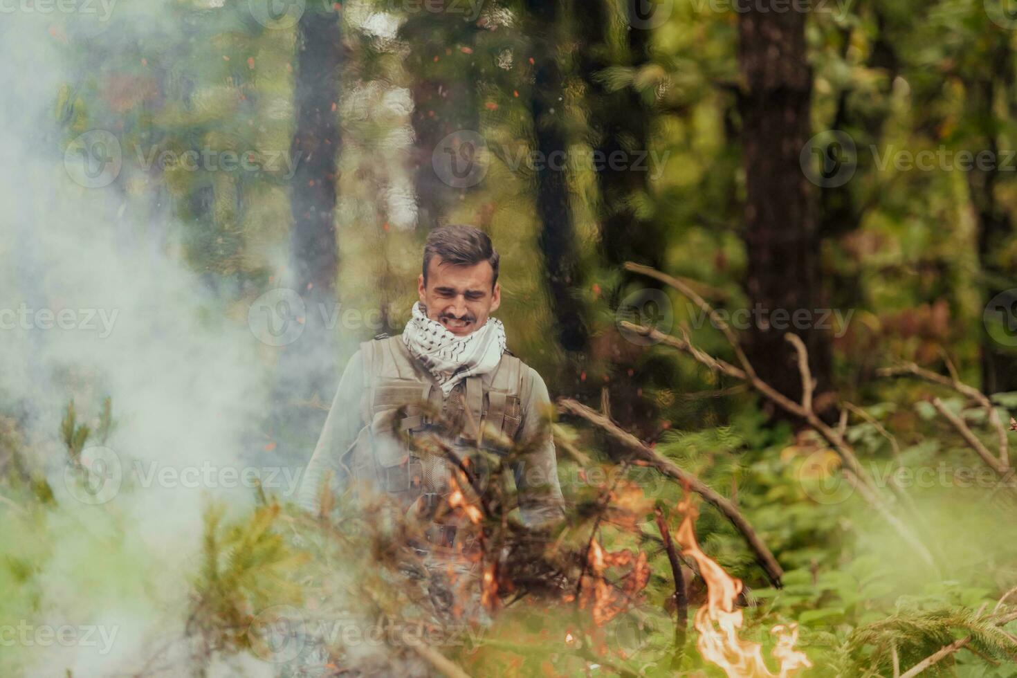 arrabbiato terrorista militante guerriglia soldato guerriero nel foresta foto