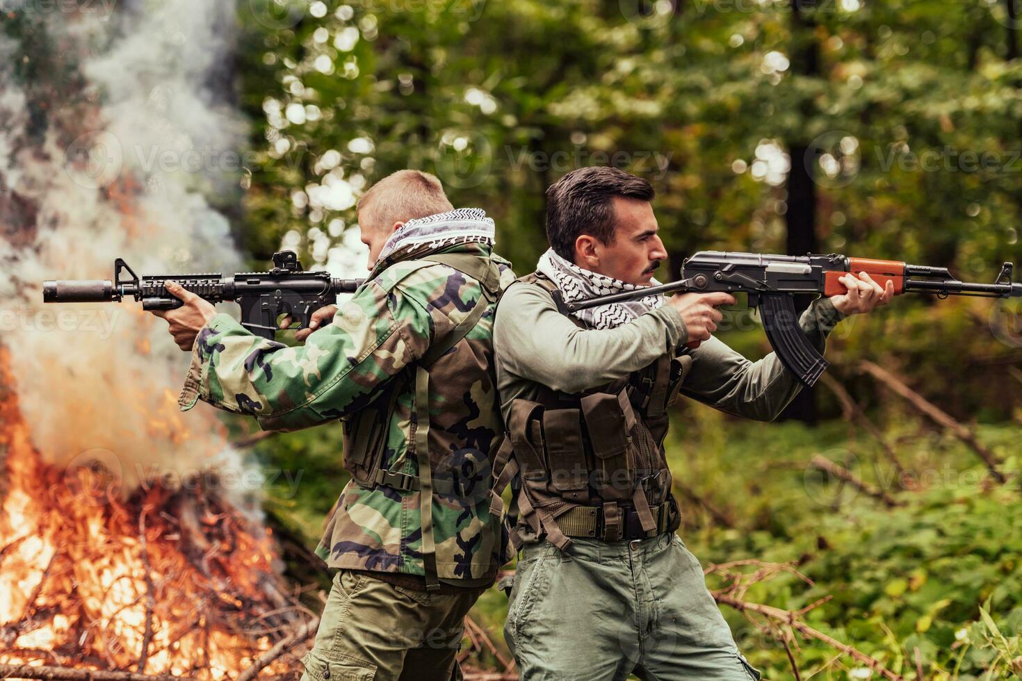 arrabbiato terrorista militante guerriglia soldato guerriero nel foresta foto