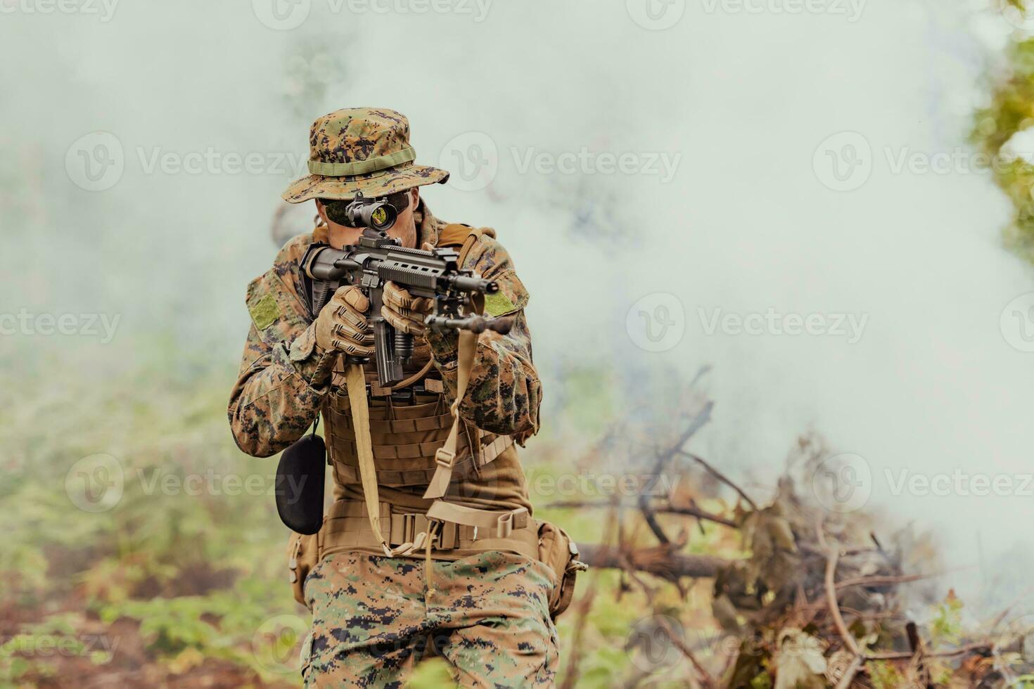 un' soldato lotte nel un' foresta di guerra la zona circondato di fuoco foto