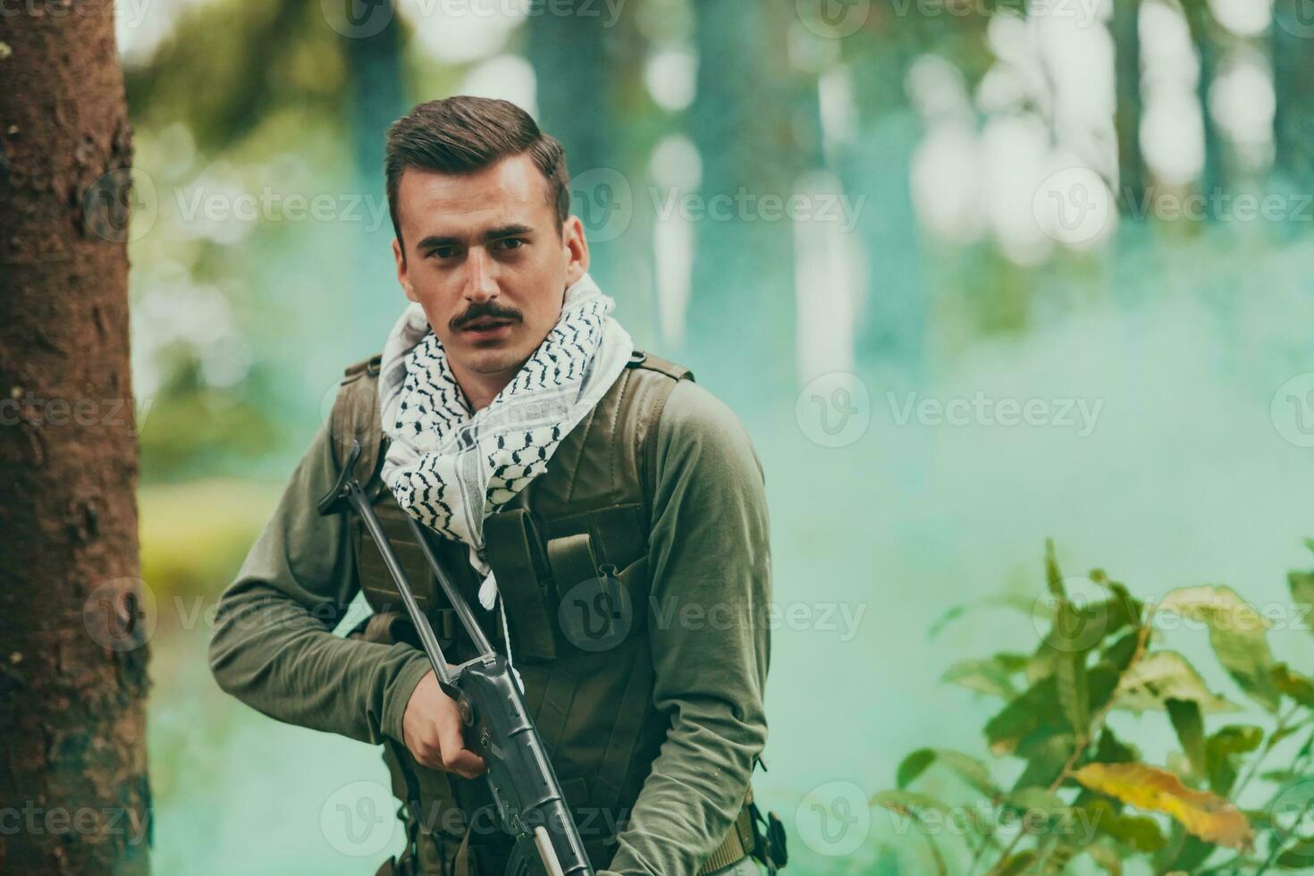 arrabbiato terrorista militante guerriglia soldato guerriero nel foresta foto