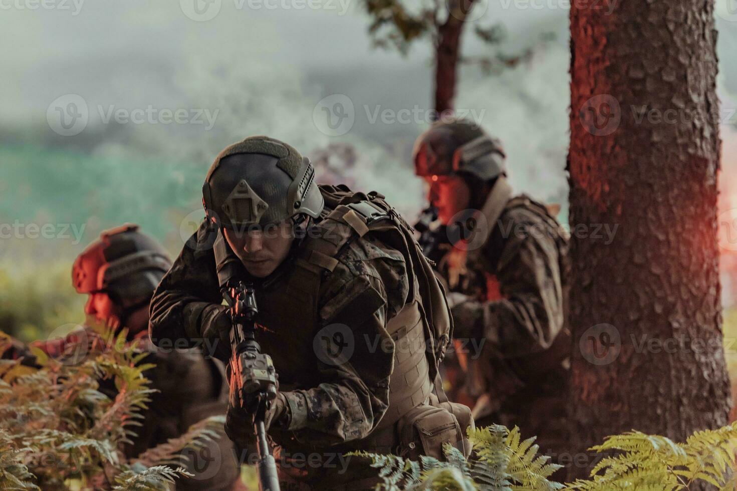 un' gruppo di moderno guerra soldati è combattente un' guerra nel pericoloso a distanza foresta le zone. un' gruppo di soldati è combattente su il nemico linea con moderno Armi. il concetto di guerra e militare conflitti foto