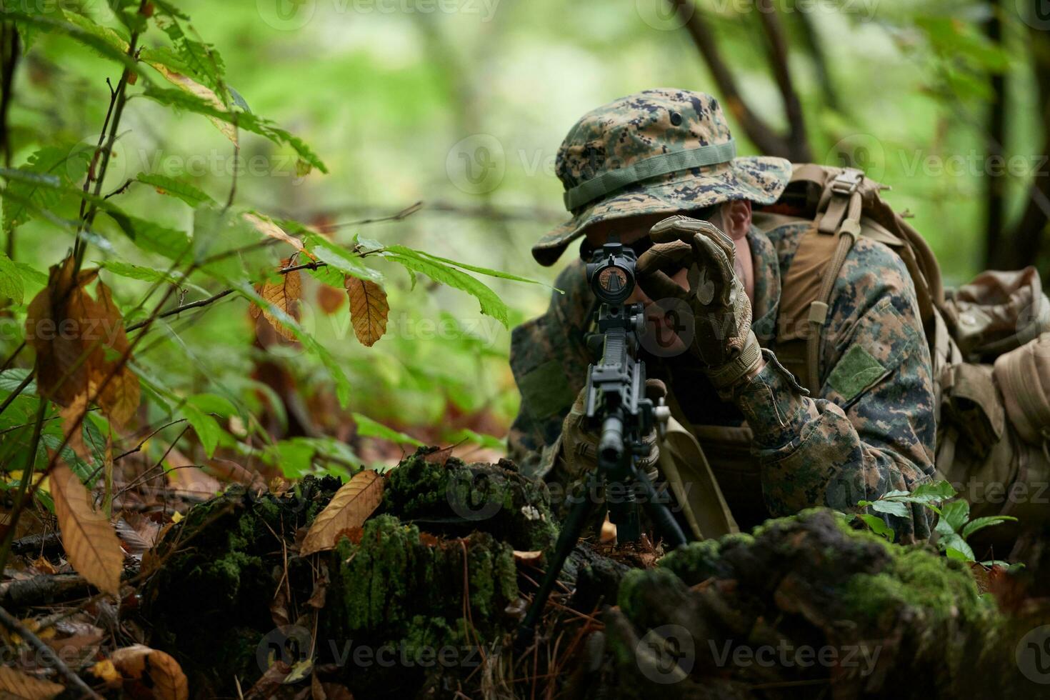 soldato nel azione mirando su arma laser vista ottica foto