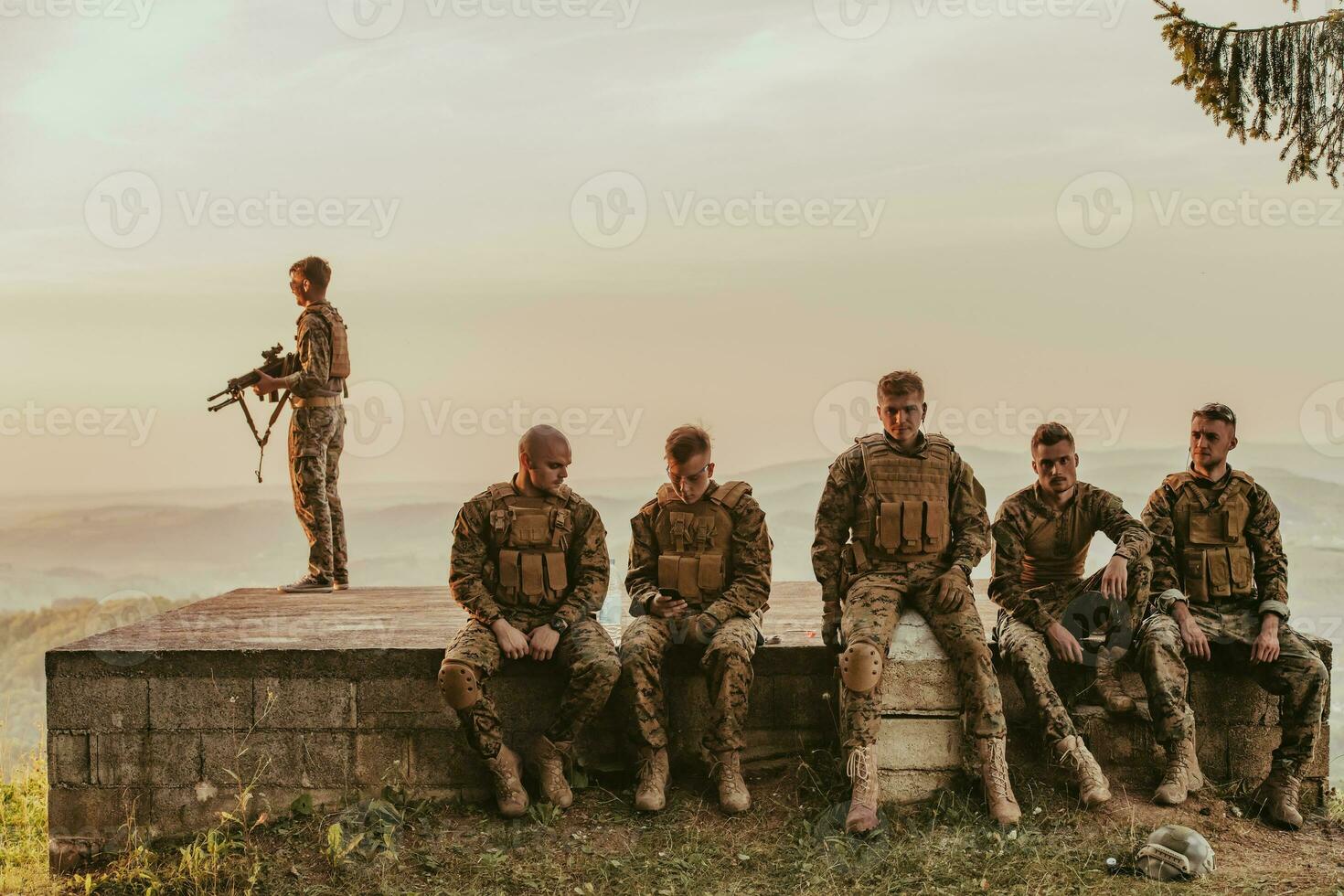 soldati squadra rilassante dopo battaglia avendo un' rompere su formazione foto