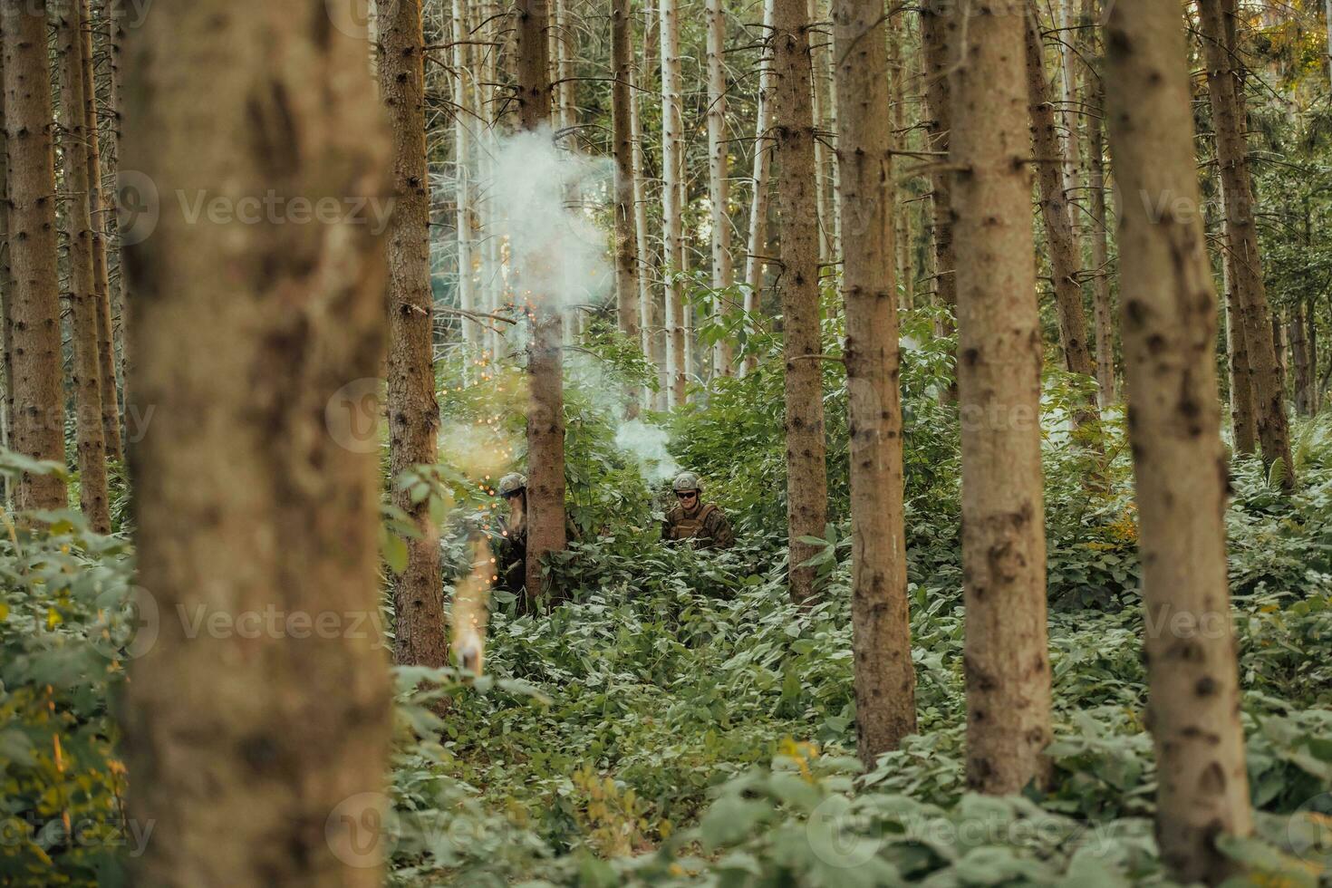 un' gruppo di moderno guerra soldati è combattente un' guerra nel pericoloso a distanza foresta le zone. un' gruppo di soldati è combattente su il nemico linea con moderno Armi. il concetto di guerra e militare conflitti foto