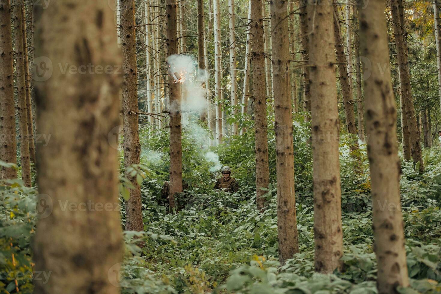 un' gruppo di moderno guerra soldati è combattente un' guerra nel pericoloso a distanza foresta le zone. un' gruppo di soldati è combattente su il nemico linea con moderno Armi. il concetto di guerra e militare conflitti foto