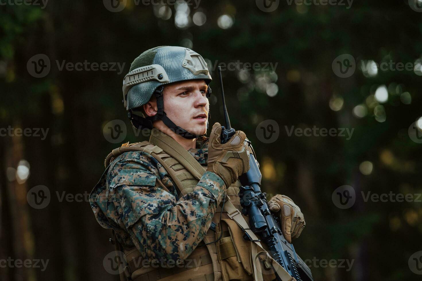 moderno guerra soldato comandante ufficiale parlando portatile Radio stazione e dare ordini suddivisione squadra foto