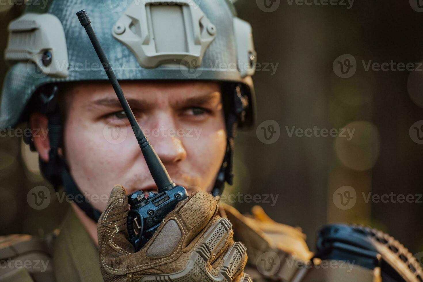 moderno guerra soldato comandante ufficiale parlando portatile Radio stazione e dare ordini suddivisione squadra foto