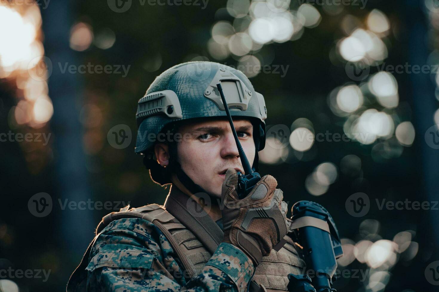 moderno guerra soldato comandante ufficiale parlando portatile Radio stazione e dare ordini suddivisione squadra foto