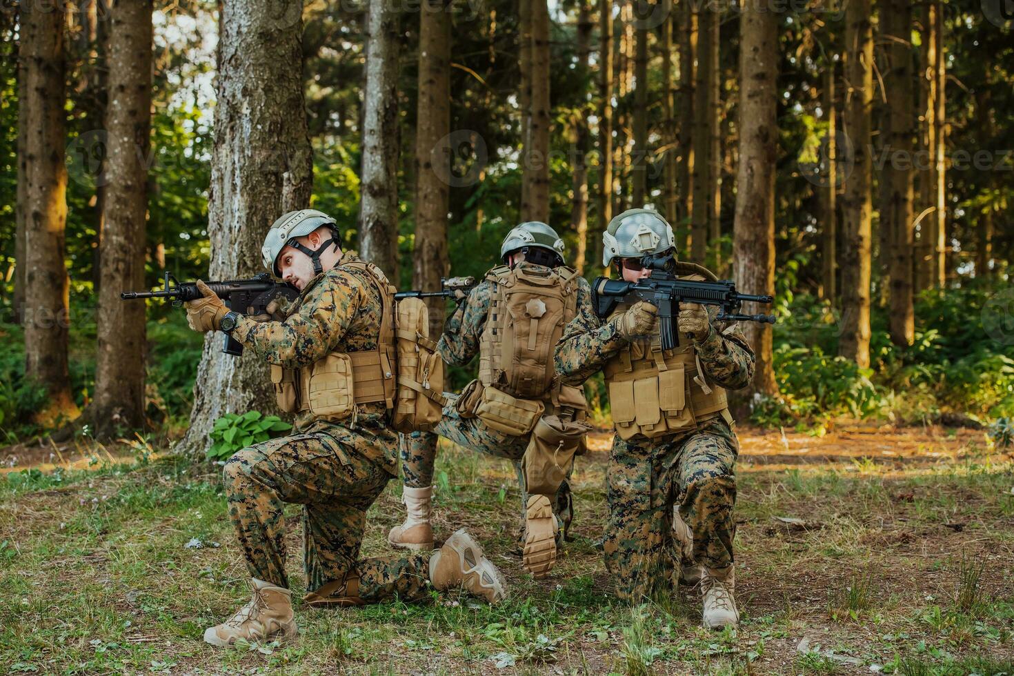 soldato combattenti in piedi insieme con pistole. gruppo ritratto di noi esercito elite membri, privato militare azienda militari, anti terrorista squadra foto