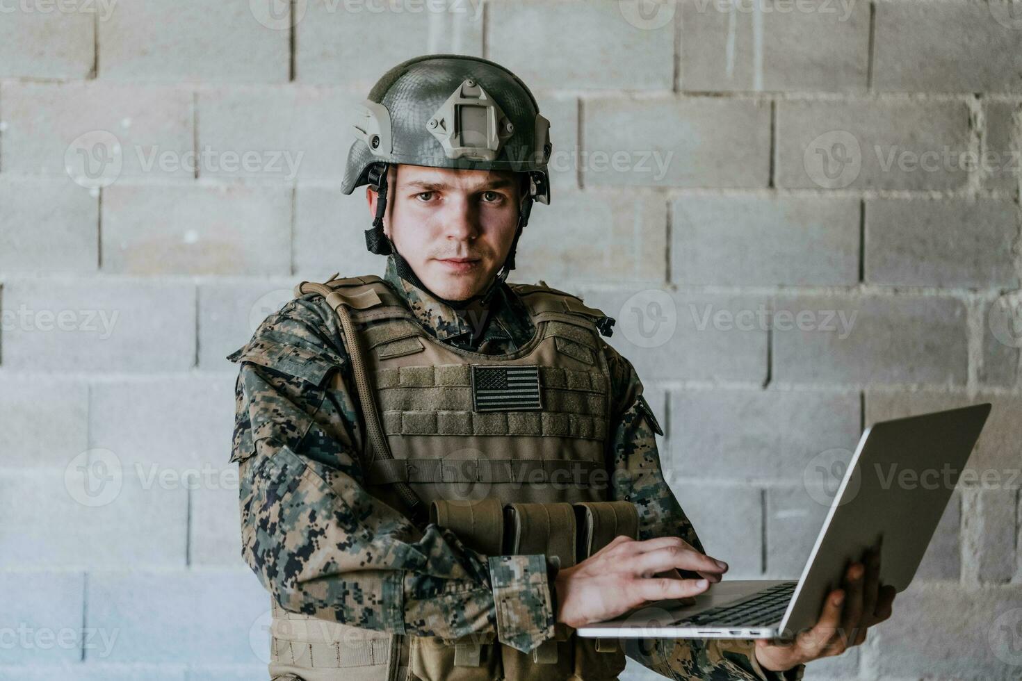 americano soldato nel militare uniforme utilizzando il computer portatile computer per fuco controllo e per restare nel contatto con amici e famiglia foto