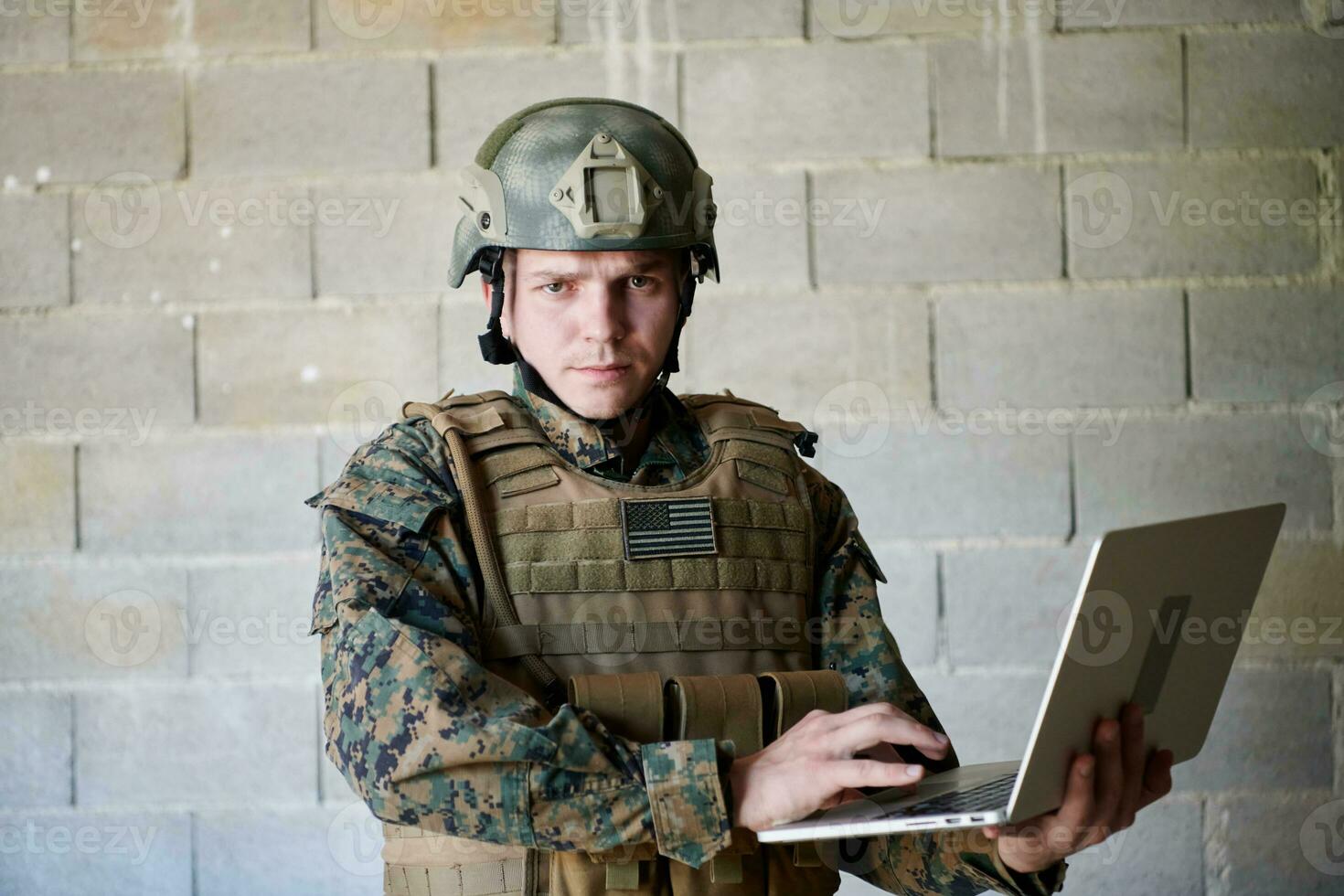 soldato utilizzando il computer portatile computer foto