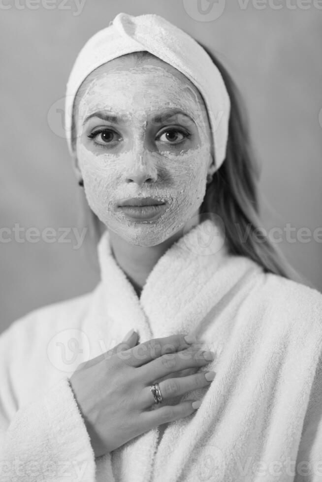 terme donna l'applicazione facciale maschera foto