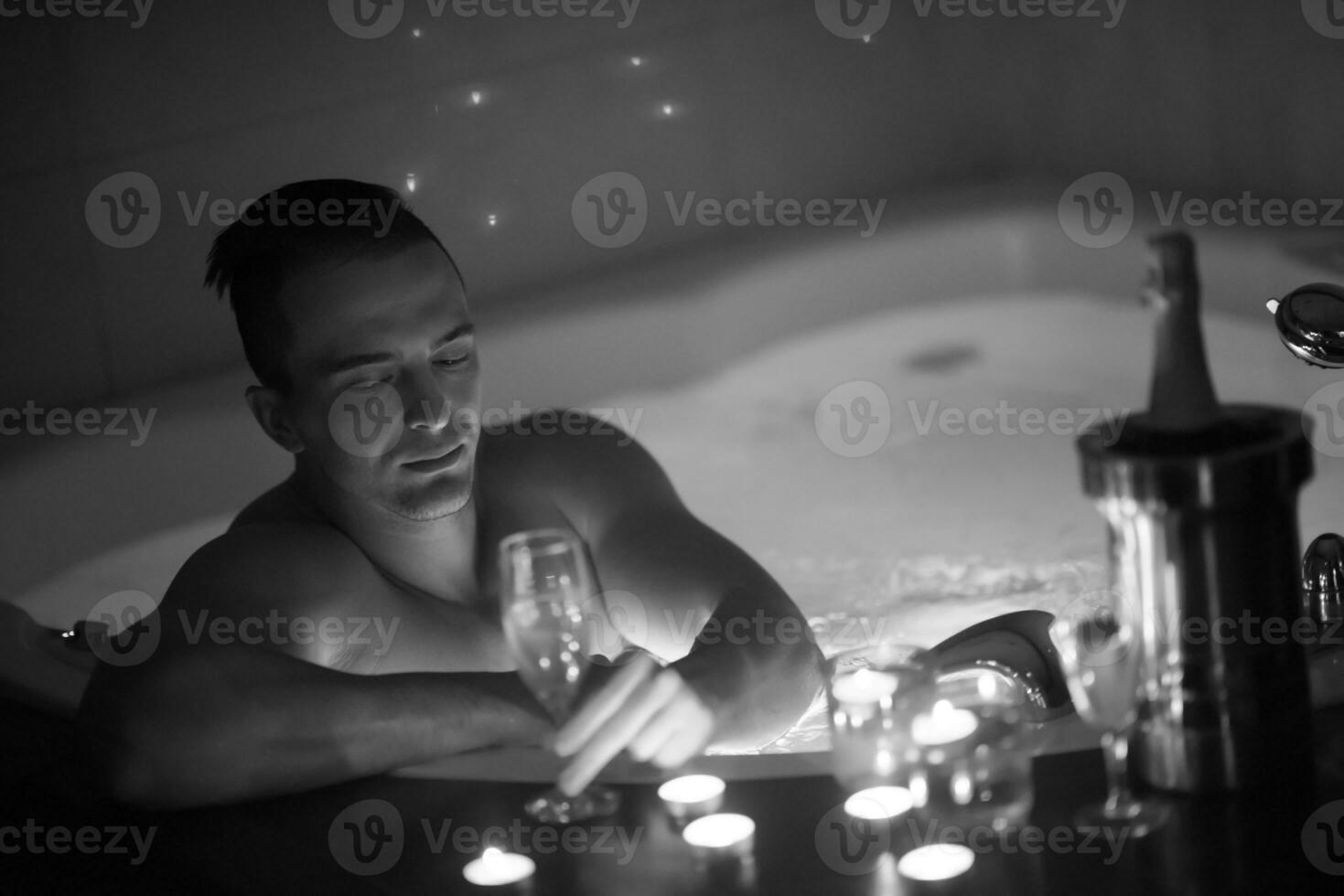 uomo rilassante nel il vasca idromassaggio foto