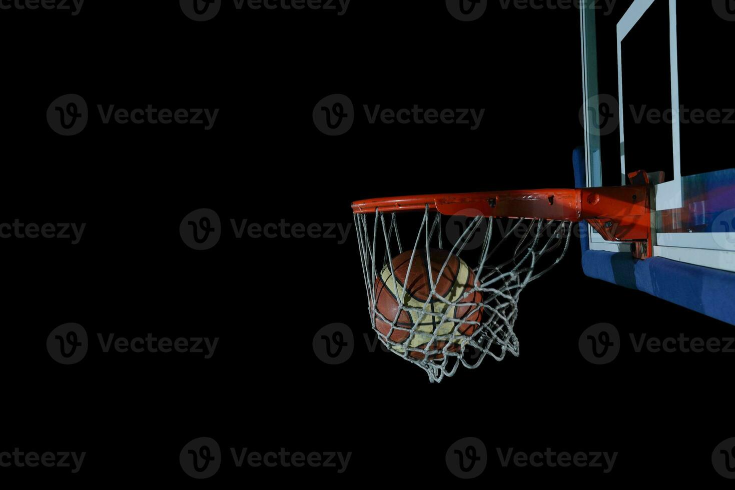 palla da basket e rete su sfondo nero foto