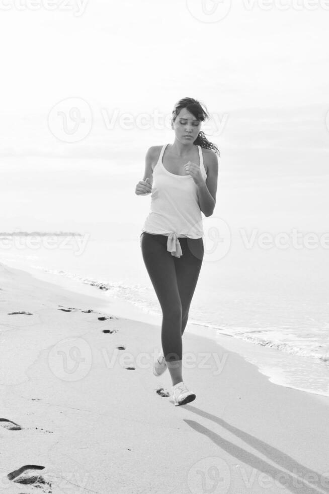 donna che corre sulla spiaggia foto