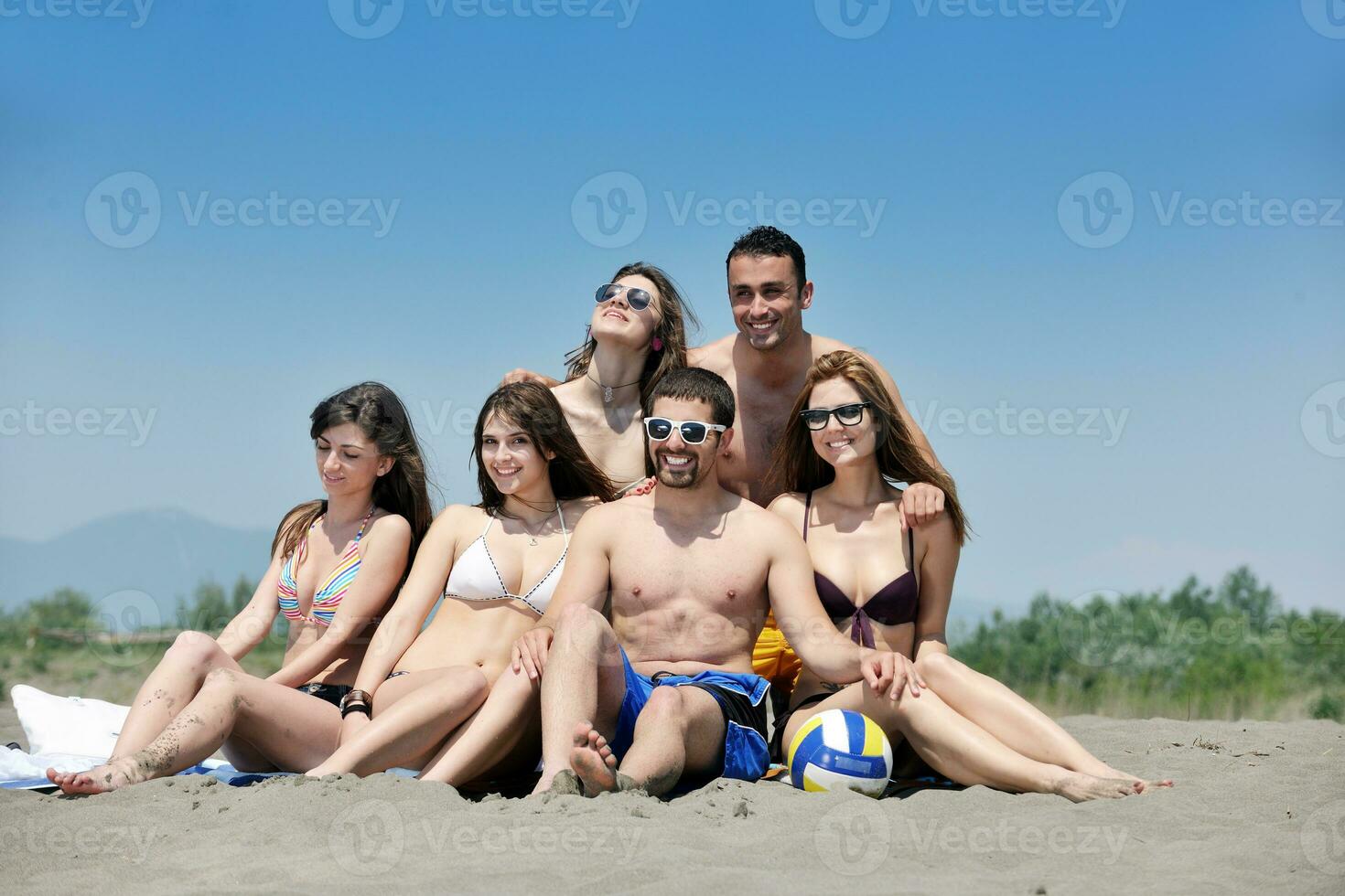 contento giovane persone gruppo avere divertimento su spiaggia foto