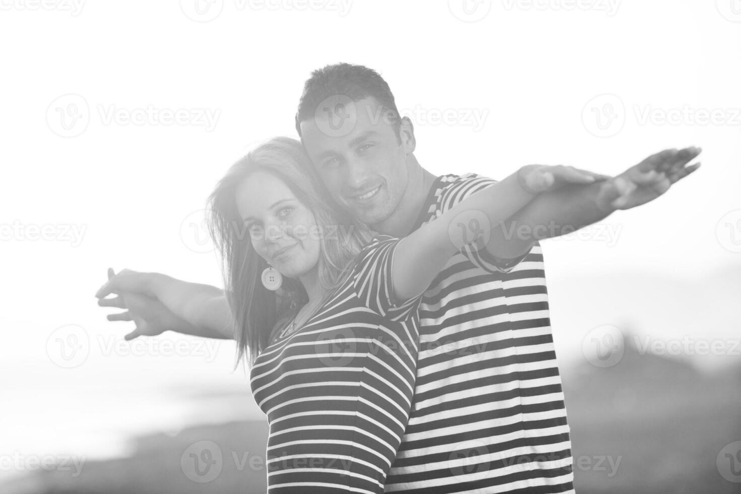 contento giovane coppia avere romantico tempo su spiaggia foto