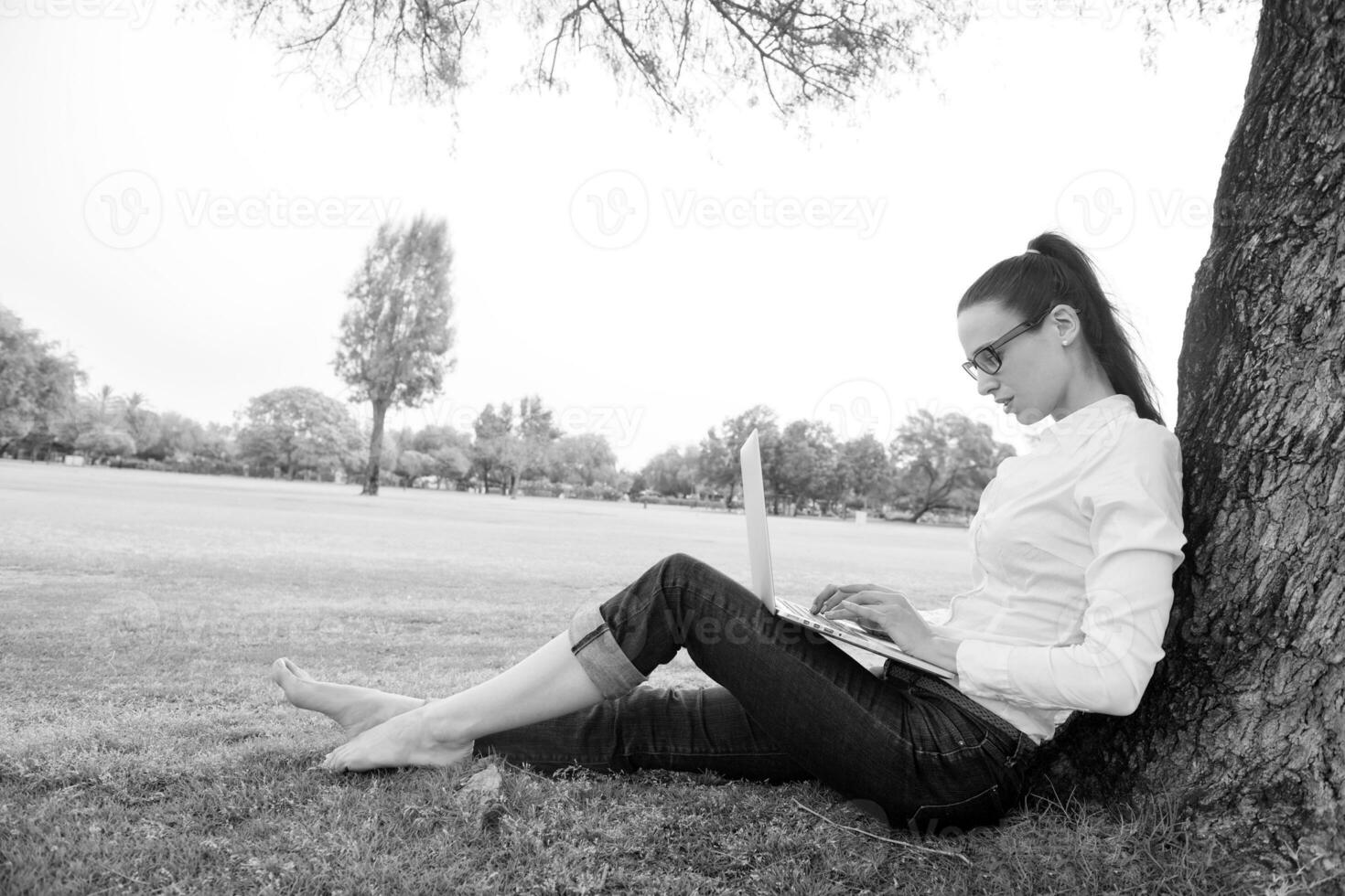 donna con il computer portatile nel parco foto