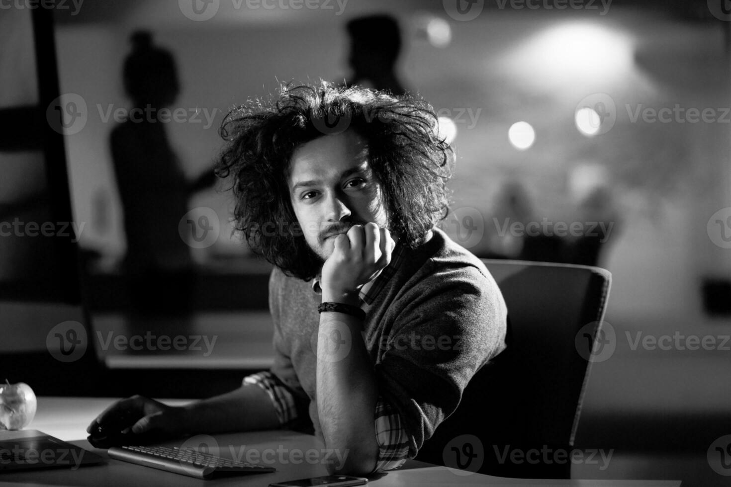 uomo Lavorando su computer nel buio ufficio foto