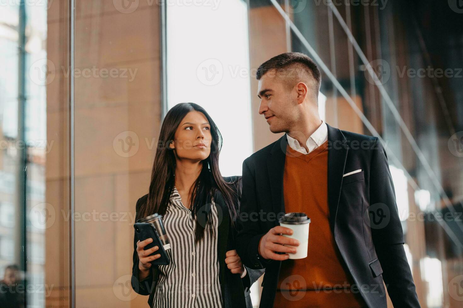 attività commerciale uomo e attività commerciale donna parlando e Tenere bagaglio in viaggio su un' attività commerciale viaggio, trasporto fresco caffè nel loro mani.affari concetto foto