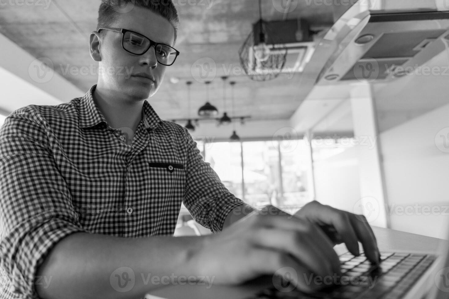 giovane uomo Lavorando su il computer portatile foto