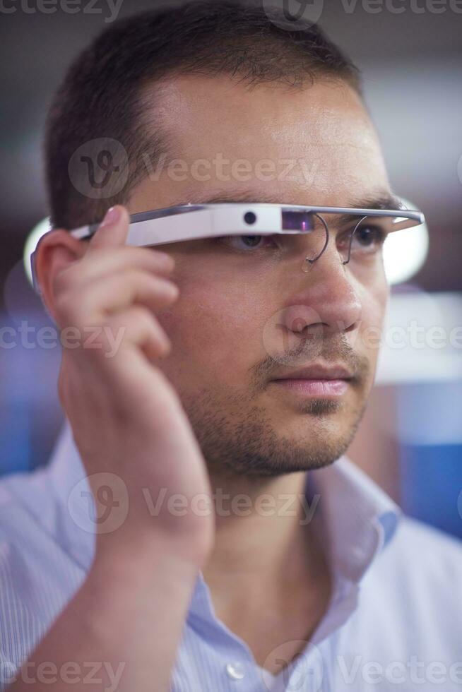 uomo utilizzando virtuale la realtà aggeggio computer bicchieri foto