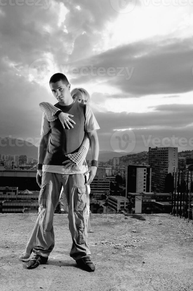 romantico urbano coppia danza su superiore di edificio foto