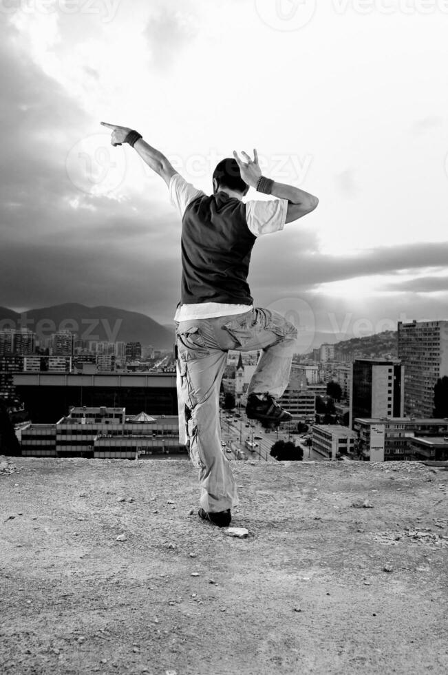 giovane uomo salto nel aria all'aperto a notte pronto per festa foto