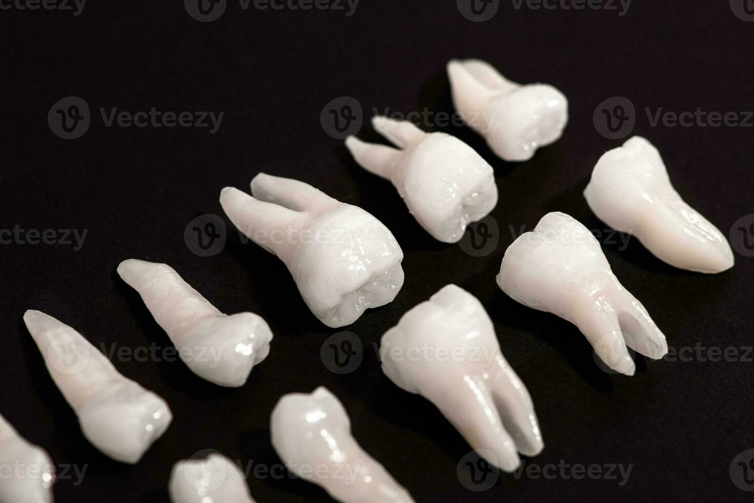 protesico odontoiatria bianca denti su nero sfondo orale dentale igiene dentale Salute concetto orale cura denti restauro superiore Visualizza. foto