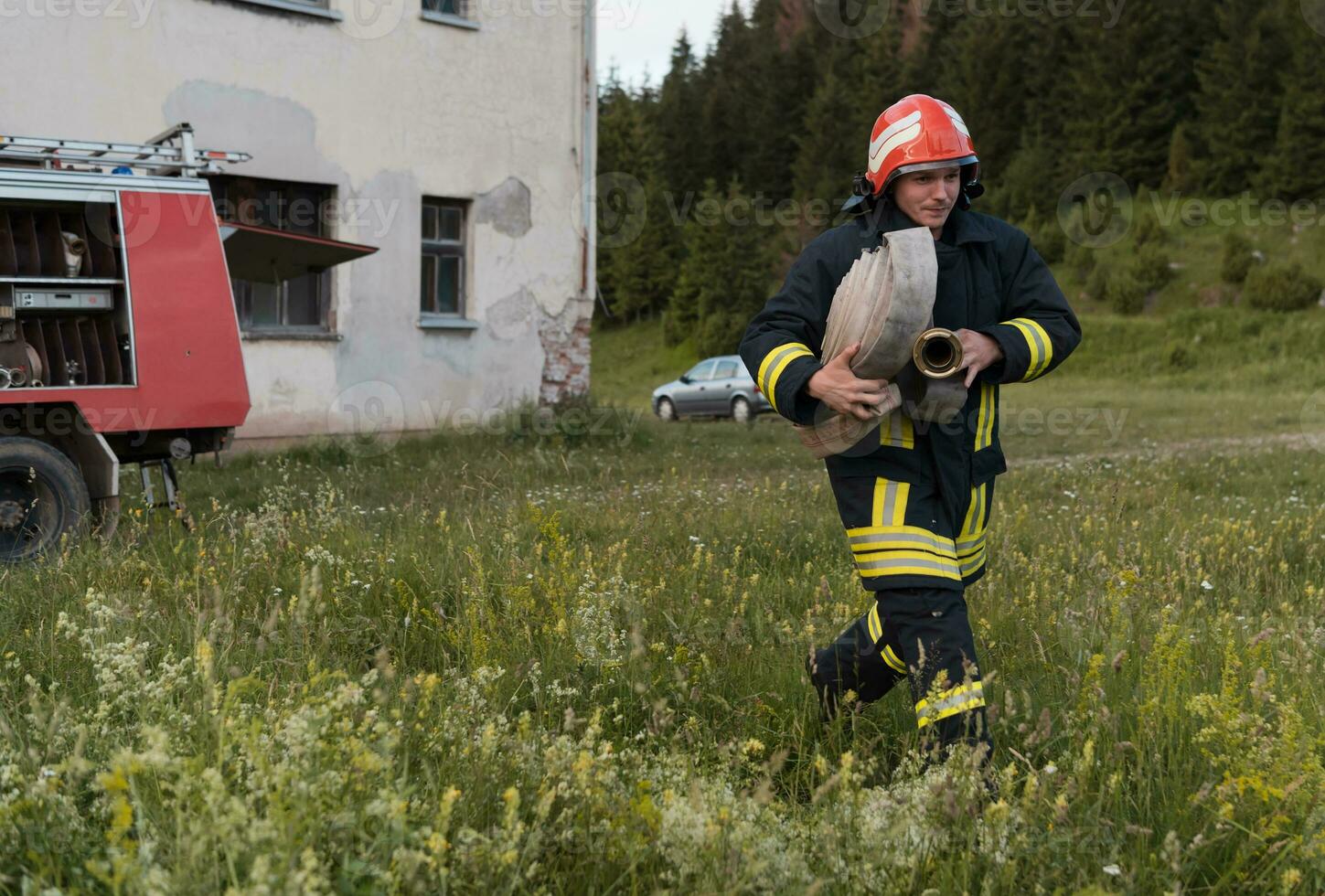 gruppo di fuoco combattenti in piedi fiducioso dopo un' bene fatto salvare operazione. pompiere pronto per emergenza servizio. foto