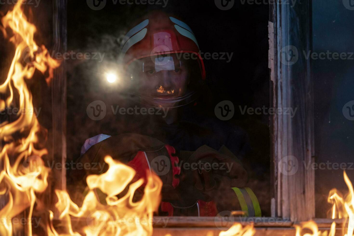 pompiere eroe trasporto bambino ragazza su a partire dal ardente edificio la zona a partire dal fuoco incidente. salvare persone a partire dal pericoloso posto foto