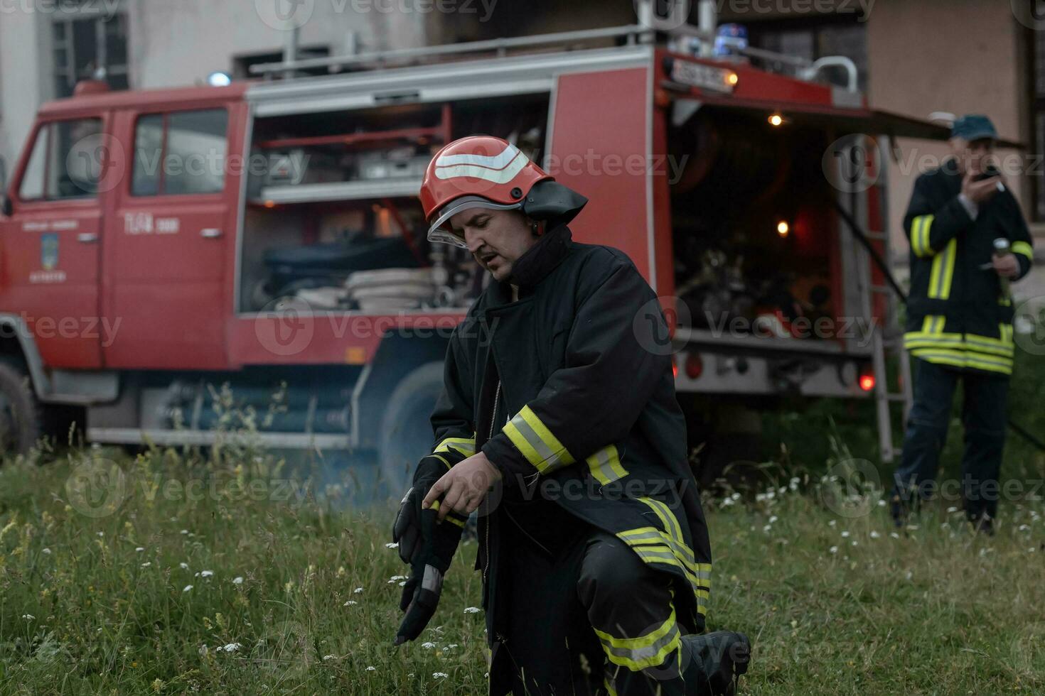 depresso e stanco pompiere vicino fuoco camion. foto