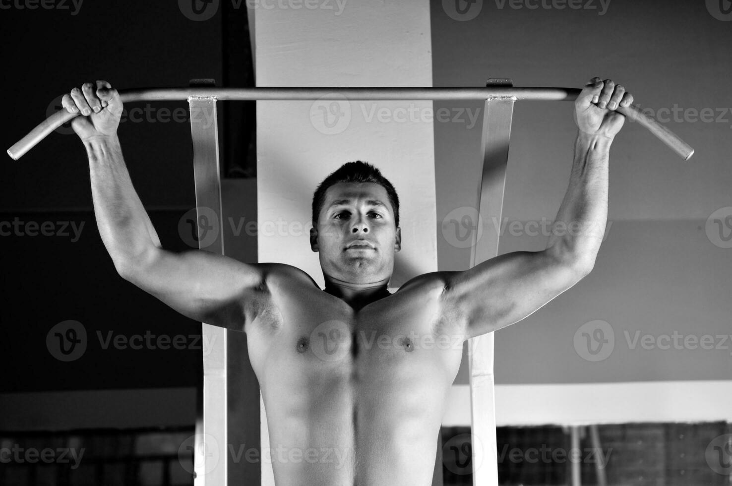 giovane uomo con forte braccia Lavorando su nel Palestra foto