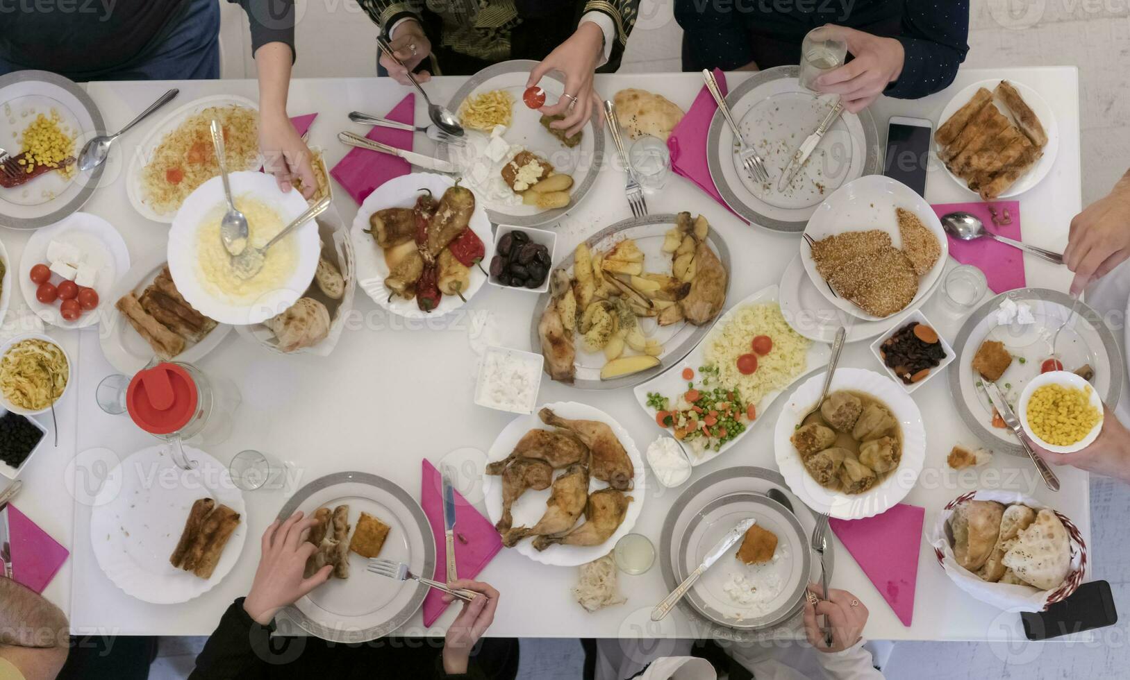 superiore Visualizza di musulmano famiglia avendo iftar durante Ramadan santo mese foto