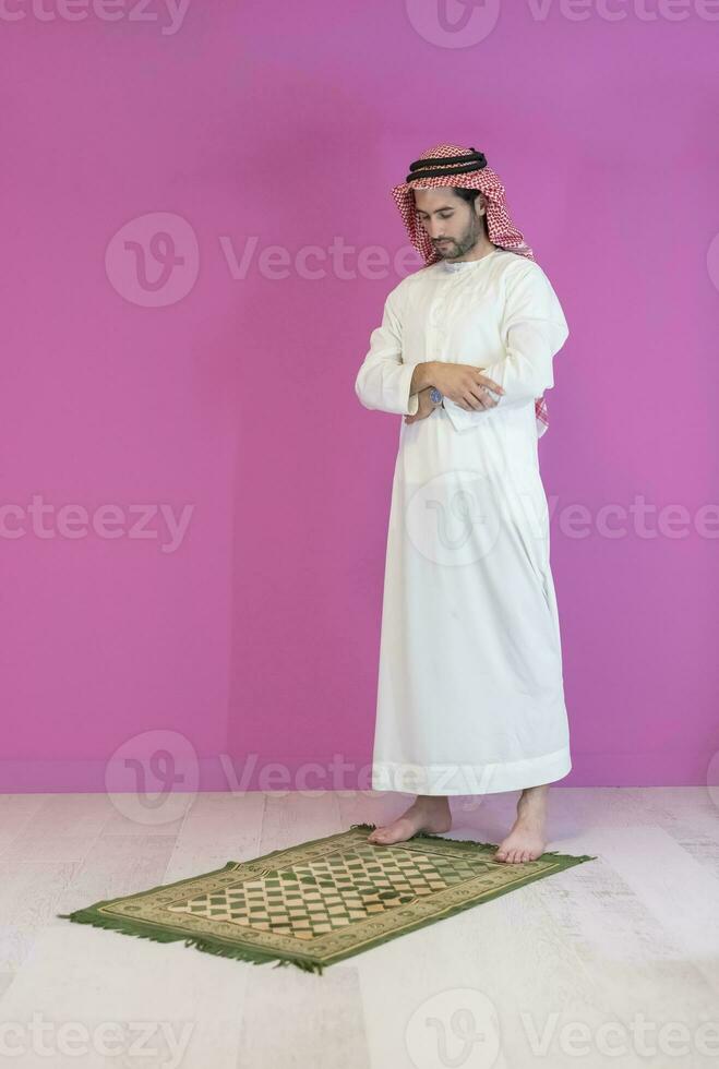 giovane musulmano uomo preghiere salat durante Ramadan foto