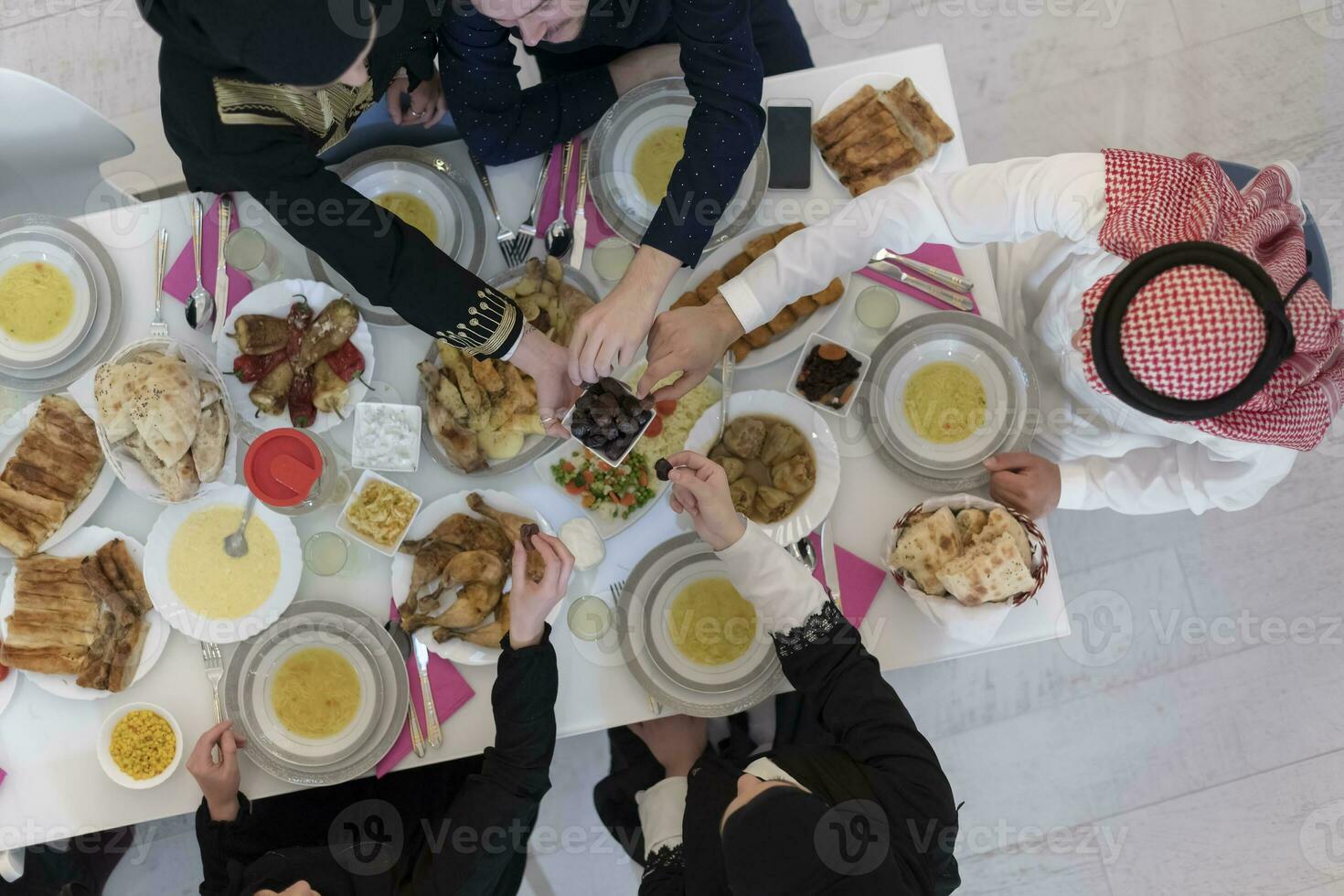 superiore Visualizza di musulmano famiglia avendo iftar durante Ramadan santo mese foto