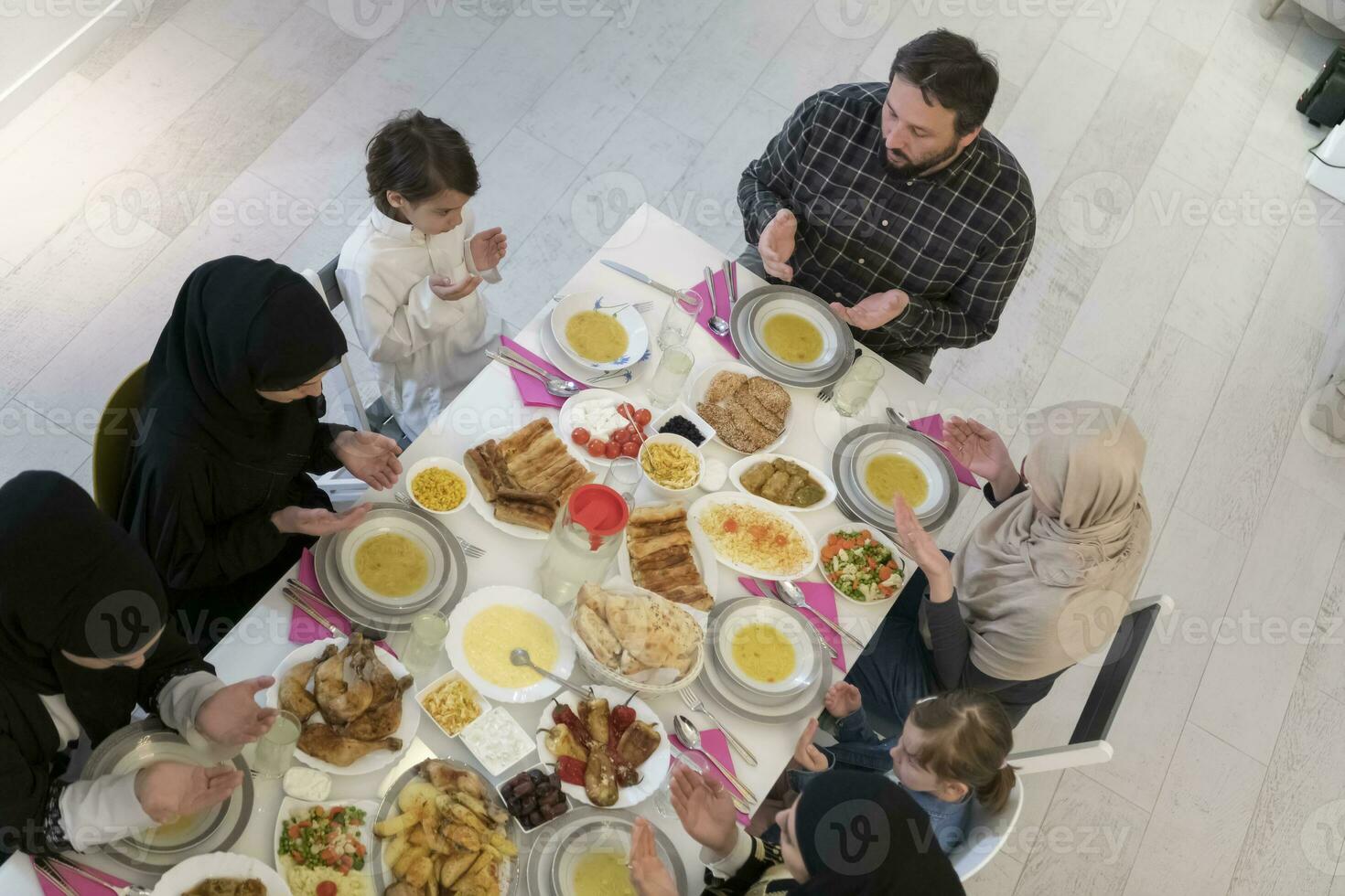 superiore Visualizza di musulmano famiglia avendo iftar durante Ramadan santo mese foto