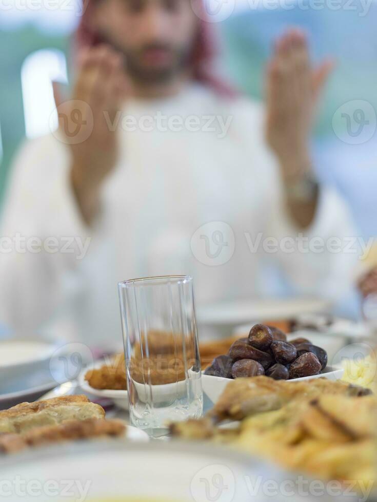 musulmano famiglia fabbricazione iftar dua per rompere digiuno durante Ramadan. foto