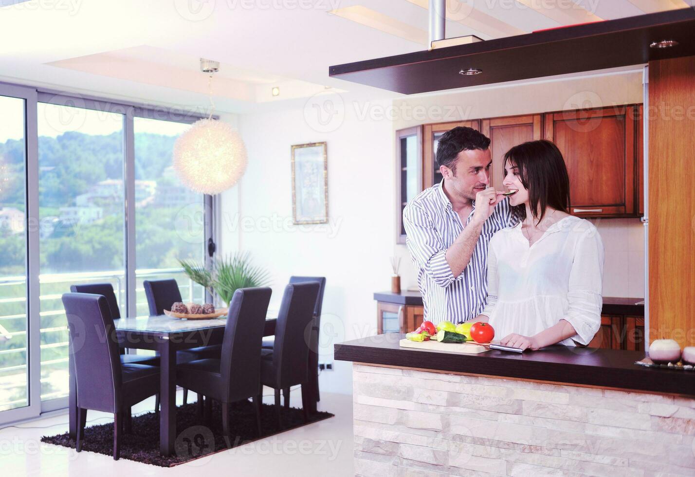 contento giovane coppia avere divertimento nel moderno cucina foto
