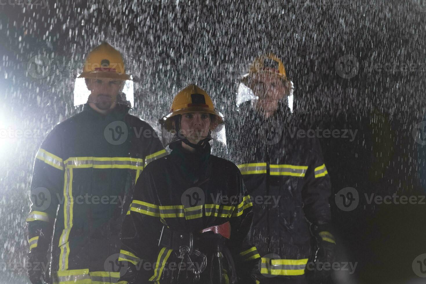 ritratto di un' gruppo di i vigili del fuoco in piedi e a piedi coraggioso e ottimista con un' femmina come squadra capo. foto