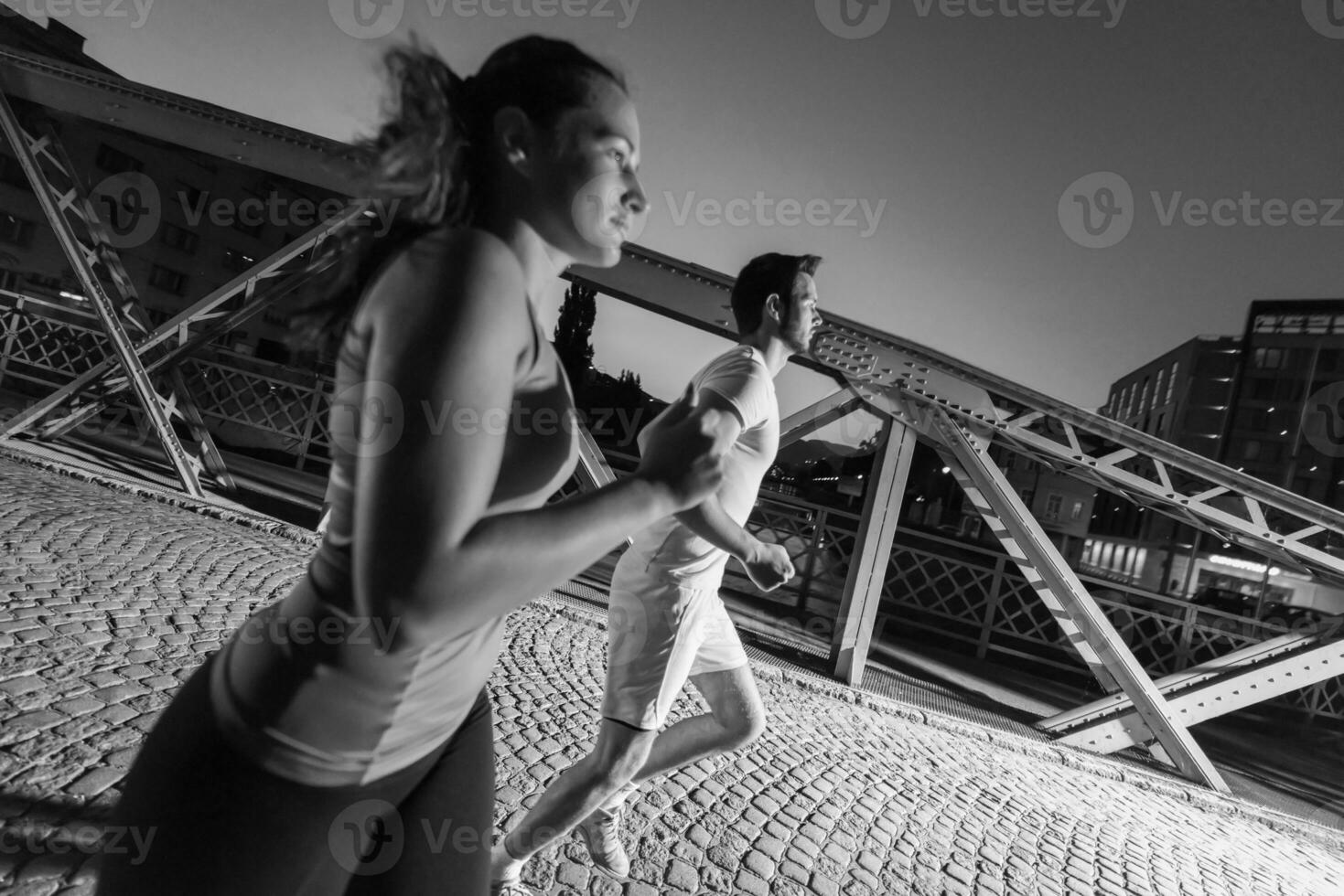 coppia che fa jogging attraverso il ponte della città foto