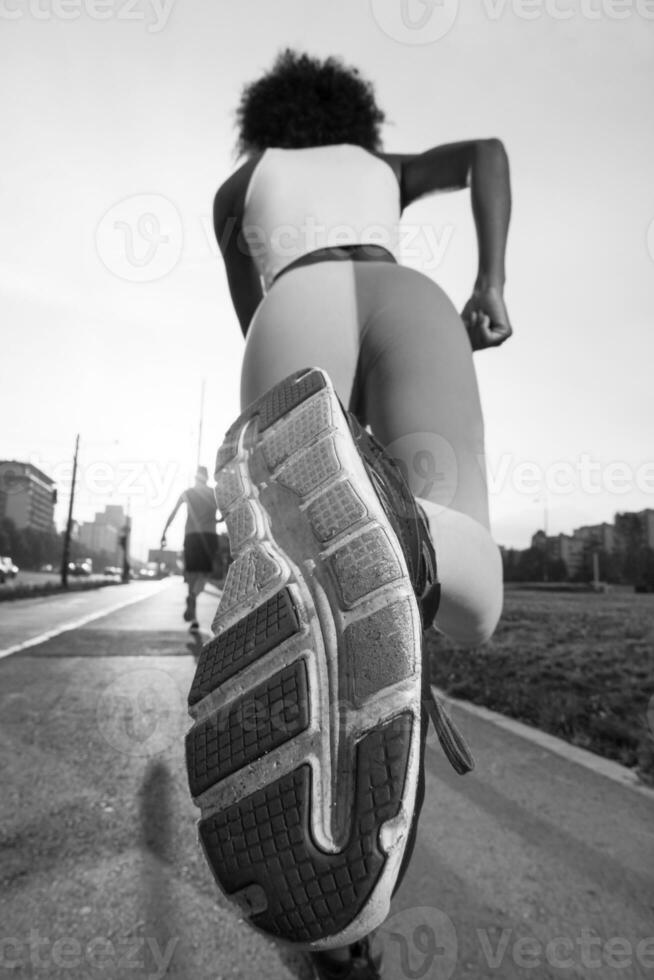 gruppo multietnico di persone che fanno jogging foto