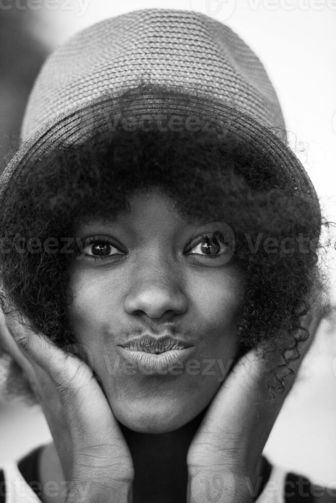 primo piano ritratto di una bella giovane donna afroamericana sorridente e alzando lo sguardo foto