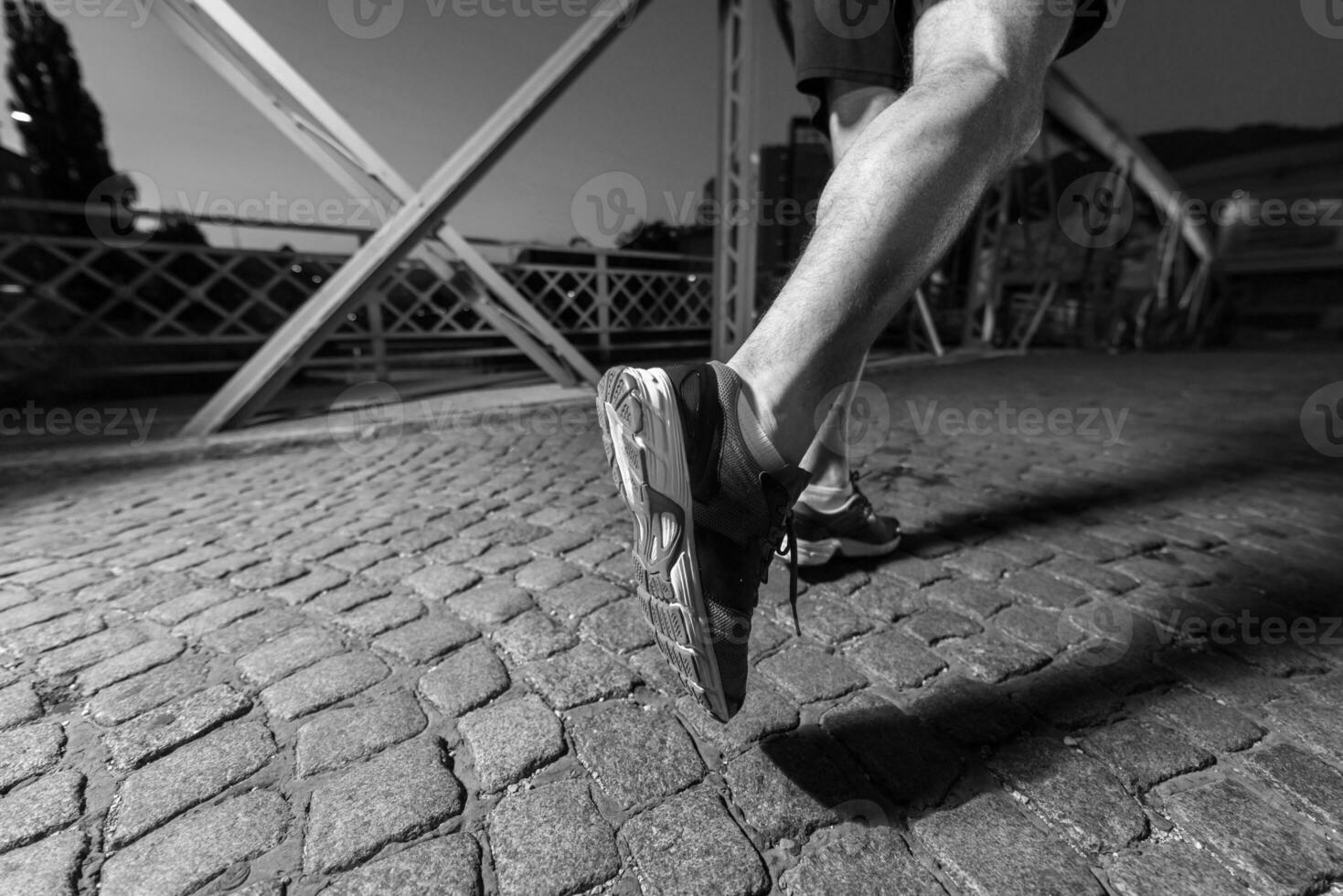 uomo che fa jogging attraverso il ponte della città foto