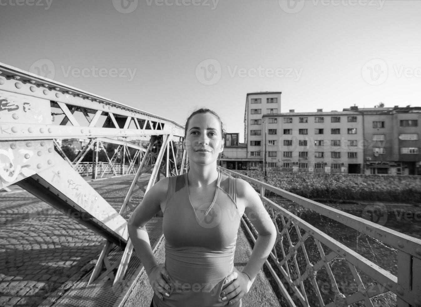 ritratto di una donna da jogging al mattino soleggiato foto