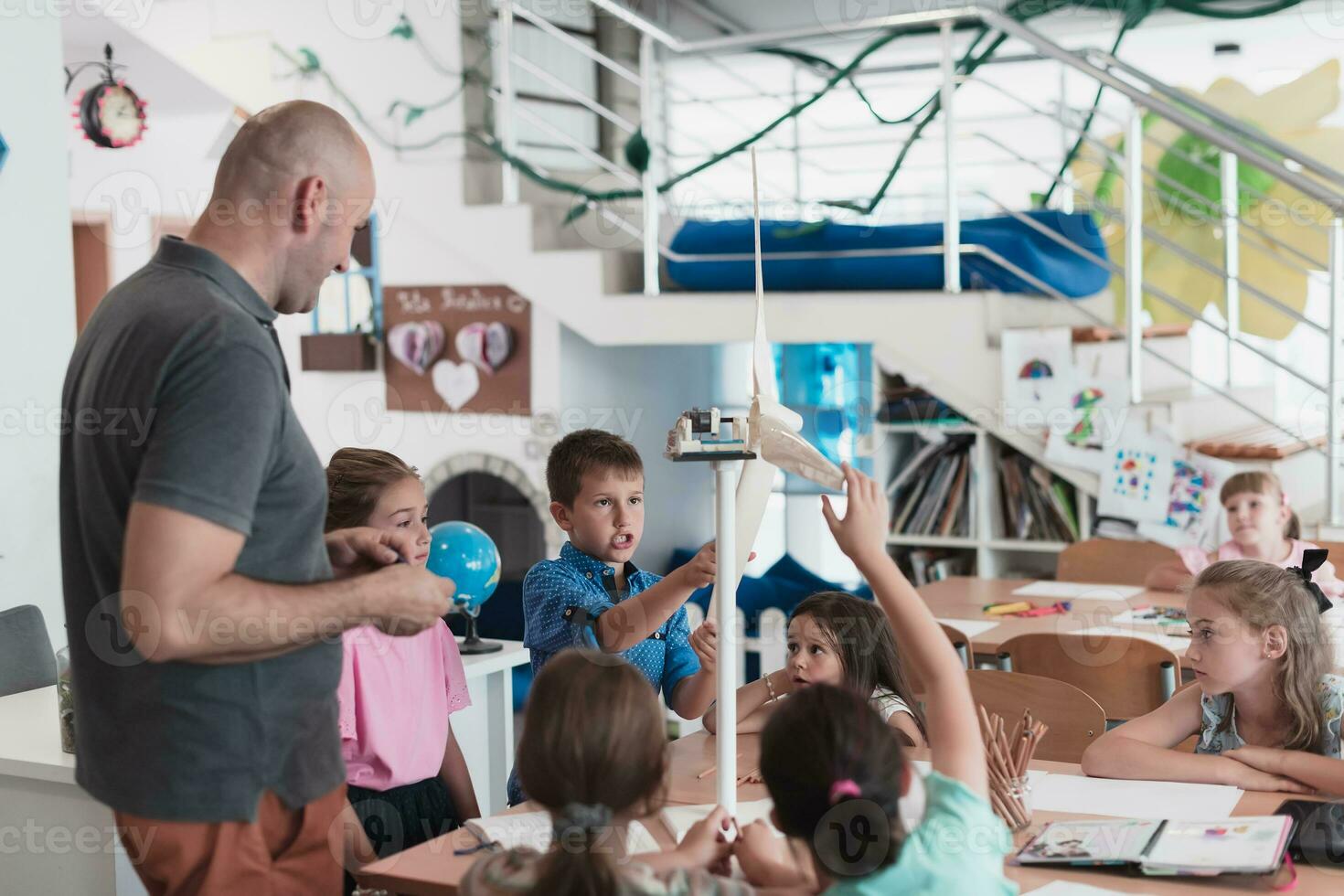 elementare scuola stelo robotica aula diverso gruppo di bambini edificio e programmazione mulino a vento ecologia robot concetto. insieme parlando e Lavorando come un' squadra. creativo robotica ingegneria foto