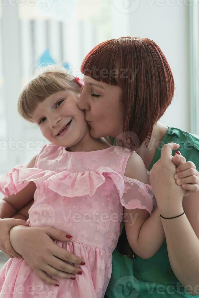 ritratto di un' madre e figlia nel un' moderno istituzione per prescolastico formazione scolastica foto