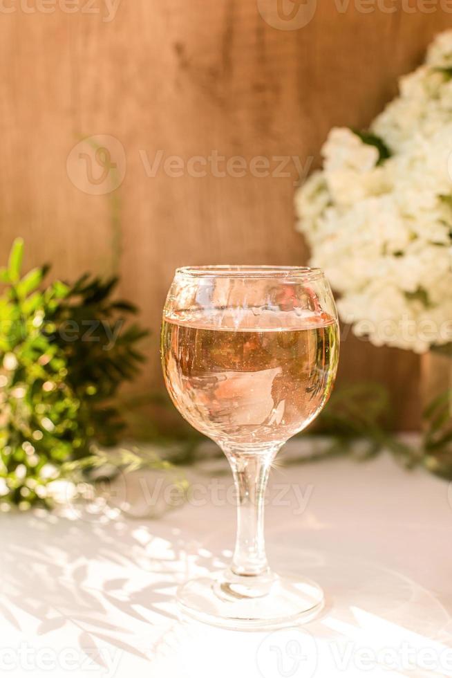 vino rosato in bicchieri. bottiglia di vino rosato. prosecco. foto