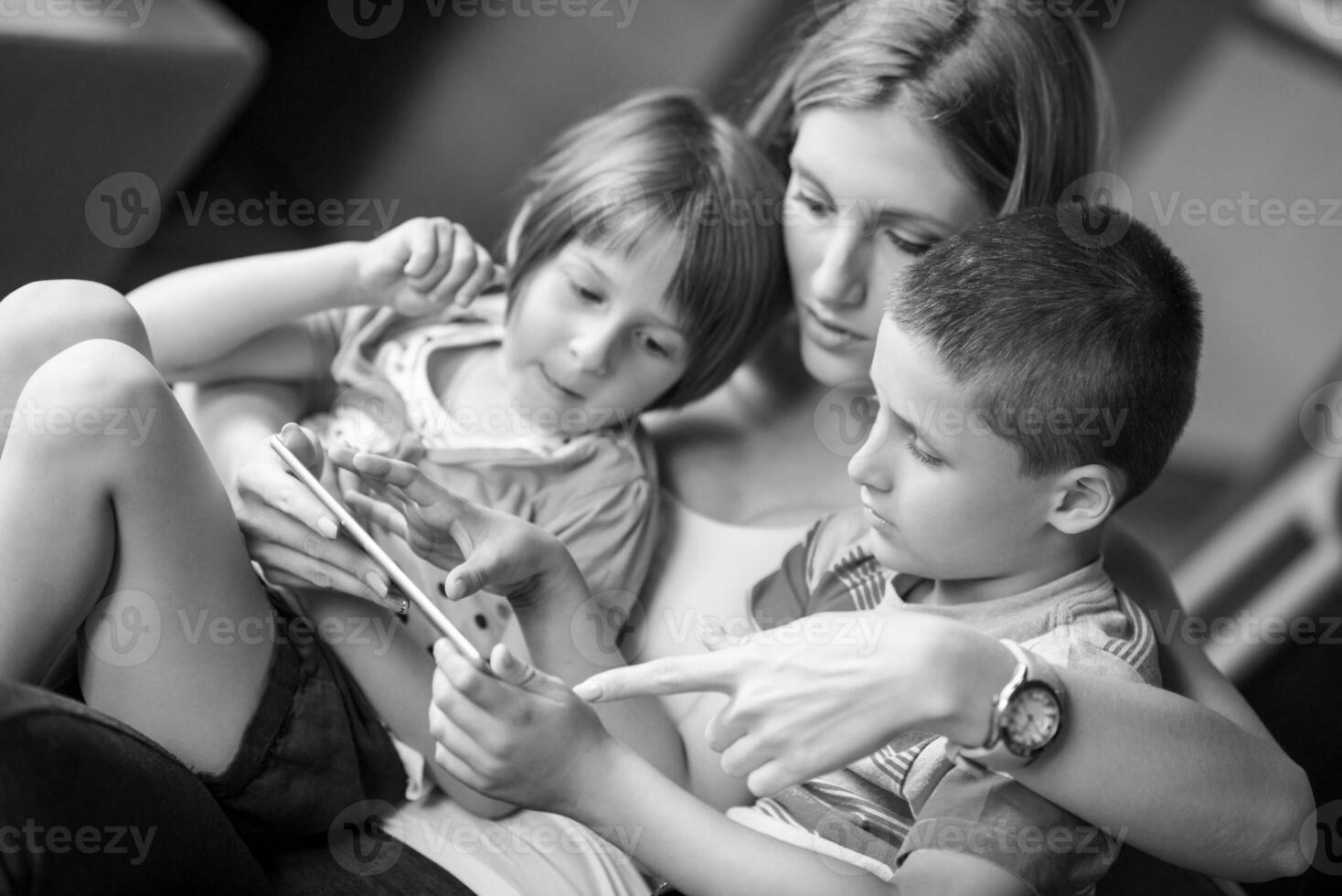 giovane famiglia utilizzando un' tavoletta per rendere futuro piani foto