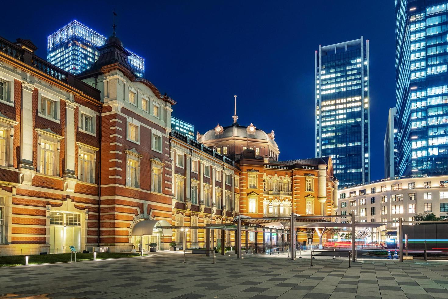 skyline della città di tokyo alla stazione ferroviaria foto